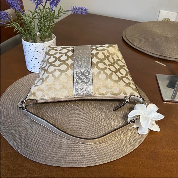 Coach Vintage Beige Patterned Shoulder Bag - Picture 3 of 8